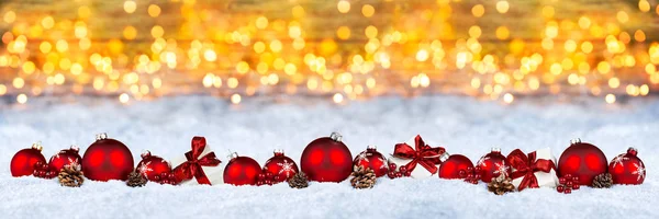 Röd Juldekoration Och Vit Gåva Presenterar Snö Framför Gyllene Ljus — Stockfoto