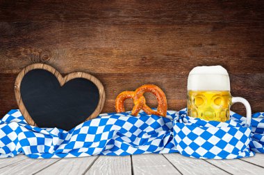 Oktoberfest bira kupa Bavyera bayrak ve boş kalp şeklinde tahta arka plan