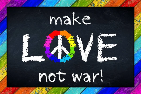 Renkli Gökkuşağı Blackboard Ile Yapmak Aşk Değil Savaş Mesaj — Stok fotoğraf