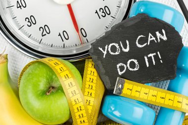 fitness diyet motivasyon arka plan kavramı elma muz teyp ve kayrak beyaz banyo ölçekte ölçme