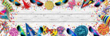 renkli geniş panorama parti renkli flama candy lolipop pop güneş gözlüğü konfeti şapka lolly beyaz tahtaya pop ile karnaval doğum günü kutlama arka plan