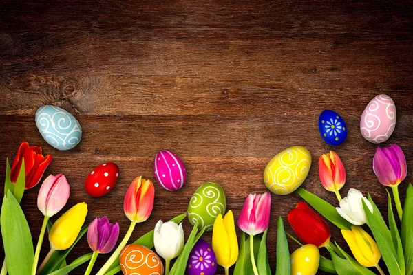 Colorido Madeira Páscoa Fundo Tulipas Ovos Ninho Cesta Rústico Velho — Fotografia de Stock