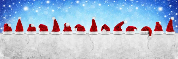 Fila Rosso Bianco Peluche Babbo Natale Natale Cappello Muro Cemento — Foto Stock