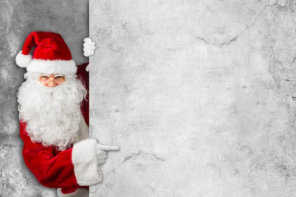 Vermelho Branco Clássico Tradicional Santa Claus Olhando Através Trás Vazio — Fotografia de Stock