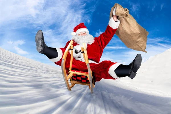 疯狂的圣诞老人在他的雪橇上滑稽快速滑稽疯狂圣诞礼物赠送蓝色天空背景 — 图库照片
