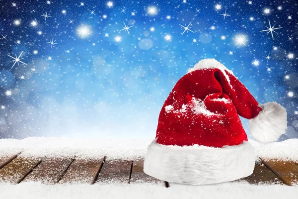 Χριστούγεννα Χριστούγεννα Φόντο Βασίλη Καπέλο Καπάκι Στις Ξύλινες Σανίδες Χιονισμένο — Φωτογραφία Αρχείου