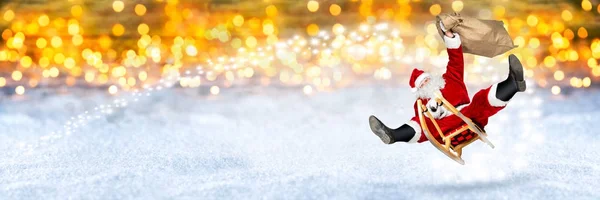 Pazzo Babbo Natale che vola sulla sua slitta neve dorata bokeh backgro — Foto Stock