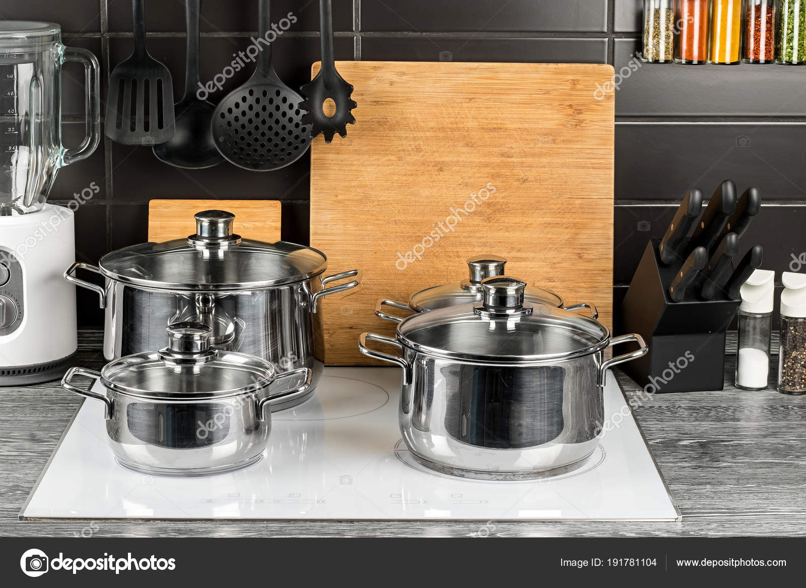 pentole in cucina sul piano cottura induzione bianco — Foto Stock ... pentole in cucina sul piano cottura induzione bianco — Foto Stock ...
