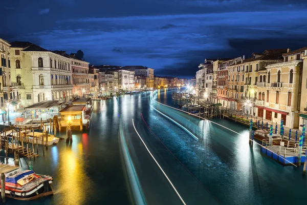 Gece Rialto Brige Venedik Canal Grande Büyük Kanal Üzerinde Üzerinden — Stok fotoğraf