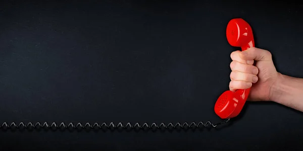 लाल रंगीन पुराने फैशन रेट्रो फोन रिसीवर के साथ हाथ बीएल के साथ — स्टॉक फ़ोटो, इमेज