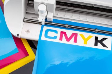 Yapım CMYK etiketi ile Cyan mavi renkli vinil film reklam endüstrisi diy tasarımı konsept arkaplan üzerine çizer kesme makinesi.