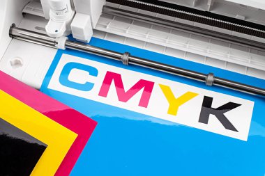 Yapım CMYK etiketi ile Cyan mavi renkli vinil film reklam endüstrisi diy tasarımı konsept arkaplan üzerine çizer kesme makinesi.