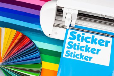 Renkli renkli renkli vinil fim ve renkli yelpaze çarşafları üzerinde çizer kesme makinesiyle prodüksiyon çıkartması yapmak. Rehber. Reklam endüstrisi diy tasarım kavramı arka planı.