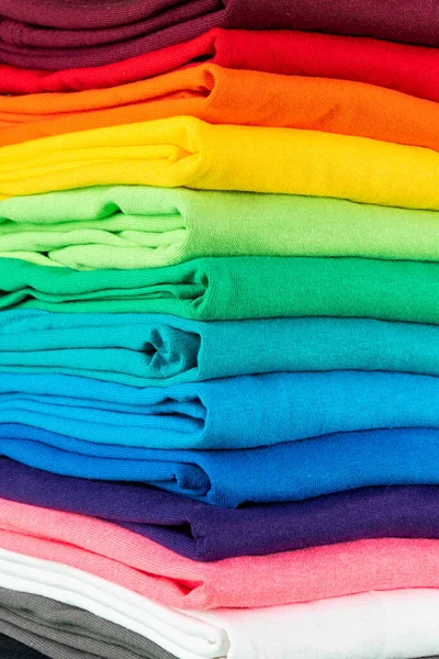 Primer Plano Pila Muchas Nuevas Camisetas Algodón Tela Fresca Colores —  Fotos de Stock