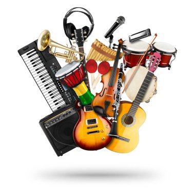Çeşitli müzik aletlerinden oluşan yığın kolajı. Elektro gitar piyano klavye bongo davul tamburin armonika trompeti. Pirinç perküsyon stüdyo müzik konsepti beyaz arka planda izole