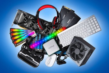 pc bilgisayar donanım bileşenleri elektronik kolajı. Cpu mikro işlemci grafik kartı güç kaynağı ddr ram kulaklık sağlam durum ssd sabit disk fare ve klavye mavi beyaz arkaplan üzerinde