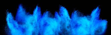 Cyan Blue Holi boya rengi toz patlaması koyu siyah arka planda izole edilmiş. endüstri güzel parti festivali konsepti