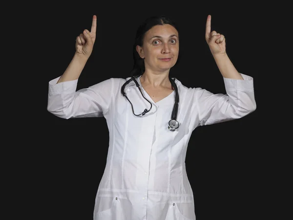 Kadın doktor el hareketlerini ve siyah arka planda poz veriyor. — Stok fotoğraf