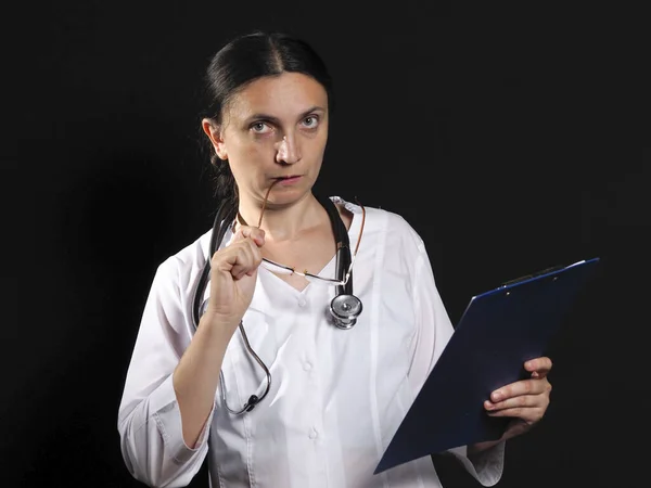 Žena lékař ukazuje emoce pózování na černém pozadí — Stock fotografie