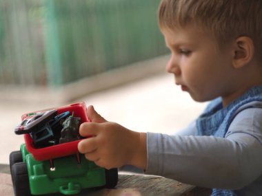 Oyuncak bebek elinde