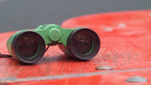 Children's binoculars lying on a bench — Stock Photo, Image