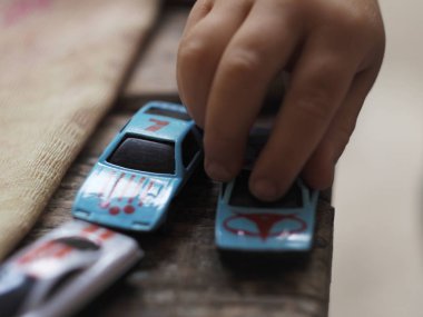 Oyuncak bebek elinde