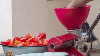 eski vintage El değirmeni ve dilim taze domates, kırmızı biber ve sarımsak ev yapımı sos yapmak için masada ketçap
