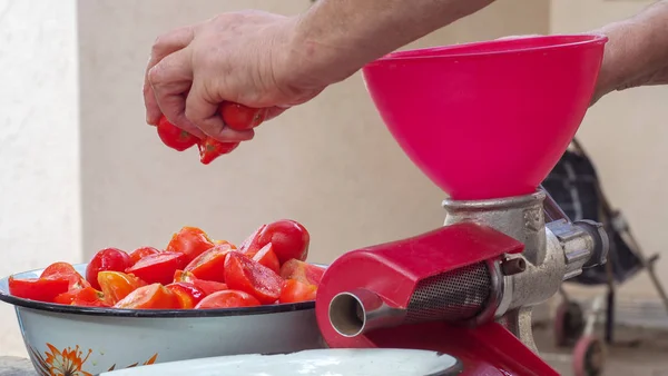 Viejo molinillo manual vintage y rebanadas de tomates frescos, pimiento rojo y ajo en la mesa para hacer salsa casera, ketchup — Foto de Stock