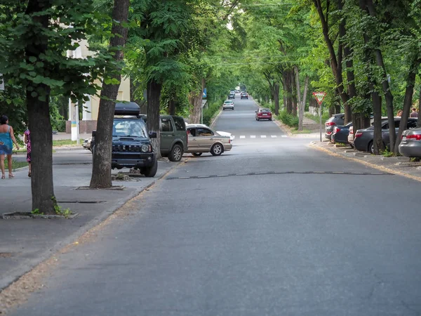 Vista de la calle en verano en el centro de la ciudad — Foto de Stock