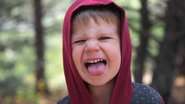 Un niño pequeño expresa emociones — Foto de Stock
