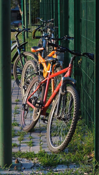Zaparkowany rower w pobliżu placu zabaw — Zdjęcie stockowe