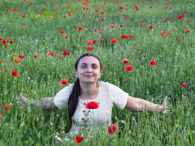 Haşhaş tarlasında poz veren kız