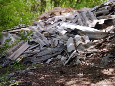 İnşaat enkazı açık havada yatıyor.