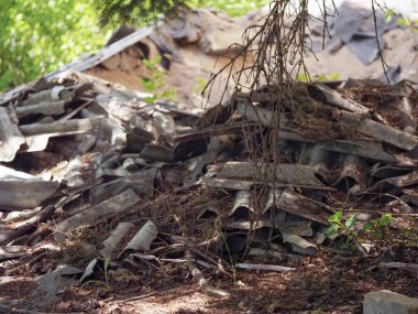 İnşaat enkazı açık havada yatıyor.