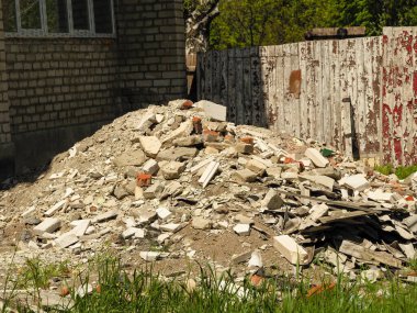 İnşaat enkazı açık havada yatıyor.