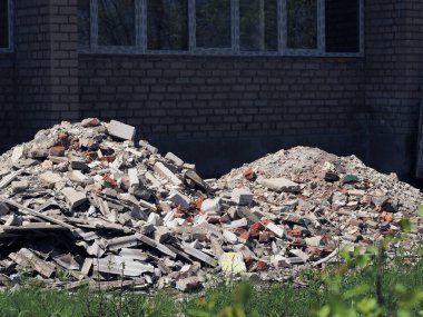 İnşaat enkazı açık havada yatıyor.