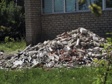 İnşaat enkazı açık havada yatıyor.