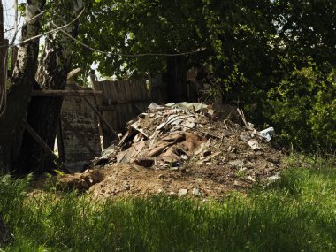 İnşaat enkazı açık havada yatıyor.