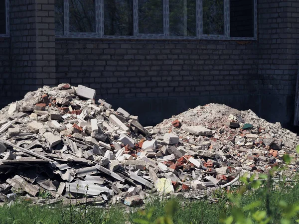 İnşaat enkazı açık havada yatıyor.