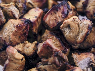 Barbekü eti. Kızarmış domuz şişi.