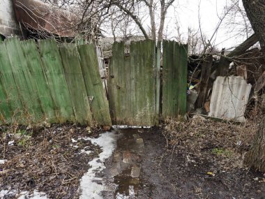 Kötü havada harap olmuş eski köy evi.