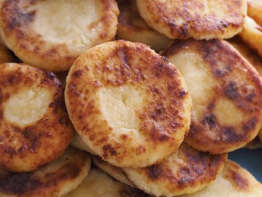 Arkaplan olarak süzme peynirli krep peynirli kekler