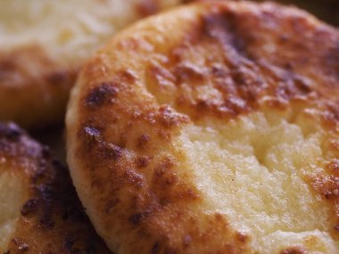 Altın kabuklu lezzetli cheesecake, yakından çekilmiş.