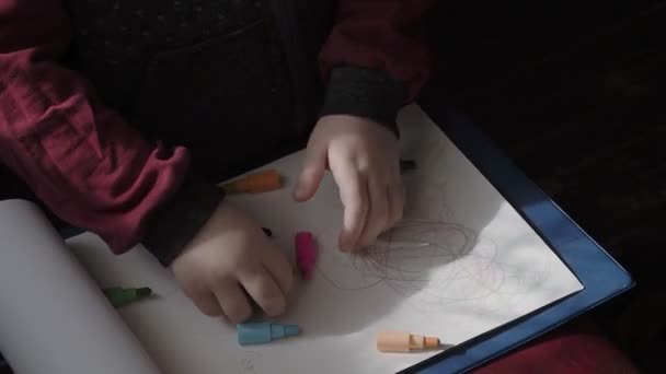 Dítě kreslí tužkami na bílém papíru — Stock video