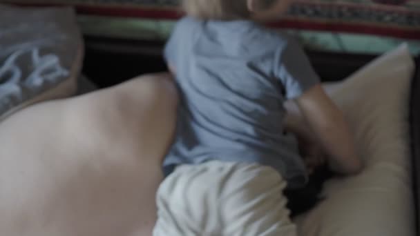 Kleine jongen wakker hun vader. — Stockvideo