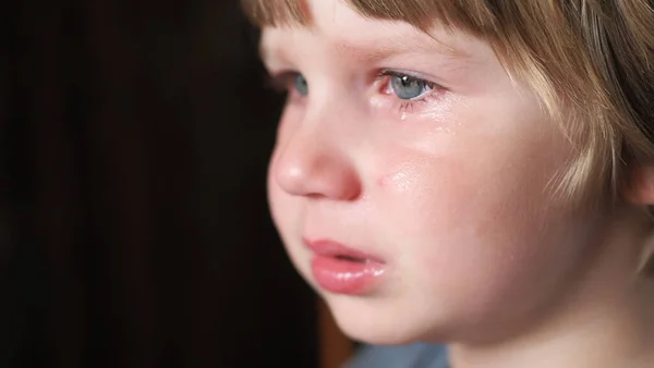 O menino está chorando e muito chateado — Fotografia de Stock