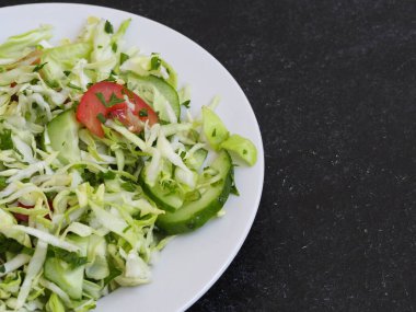 Taze sebzeli diyet salatası.