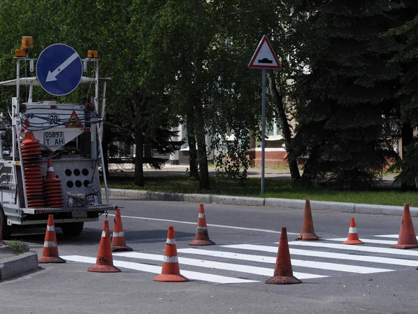 Gri Asfalt Üzerinde Yaya Geçidi Olan Beyaz Trafik Işaretleri — Stok fotoğraf