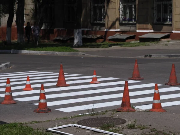 Marcas Tráfico Blancas Con Paso Peatonal Sobre Asfalto Gris — Foto de Stock