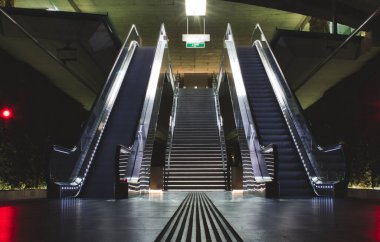 Yeraltı metro istasyonu yürüyen merdivenleri